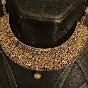 Elegant Gold tone Necklace with Pearl Accents and earrings